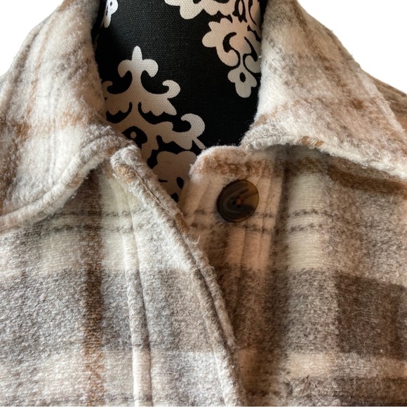 Universal Threads Shacket - Picture 3 of 7